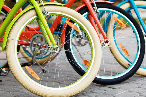 Tres hermosas bicicletas de ciudad dama — Foto de Stock