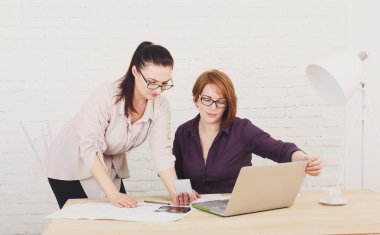 Ekip çalışması. Kadınlar office projesinde tartışmak