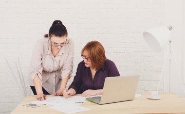 Ekip çalışması. Kadınlar office projesinde tartışmak