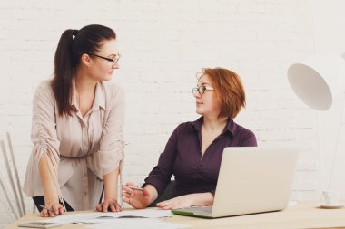 Çatışma. Kadınlar office projesinde tartışmak