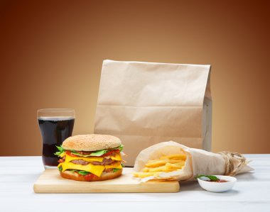 Fast food almak uzağa. Hamburger, kola ve patates.