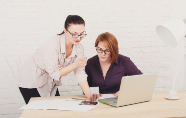 Ekip çalışması. Kadınlar office projesinde tartışmak