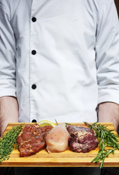 Carne de porco fresca, carne de vaca e carne de frango em uma tábua de corte — Fotografia de Stock