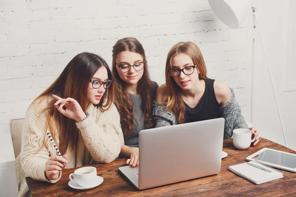 Tres jóvenes amigas con portátil . —  Fotos de Stock