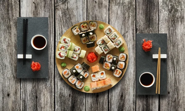 Set de sushi maki y rollos en madera rústica . — Foto de Stock