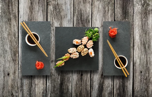 Set sushi gunkan op hout. — Stockfoto