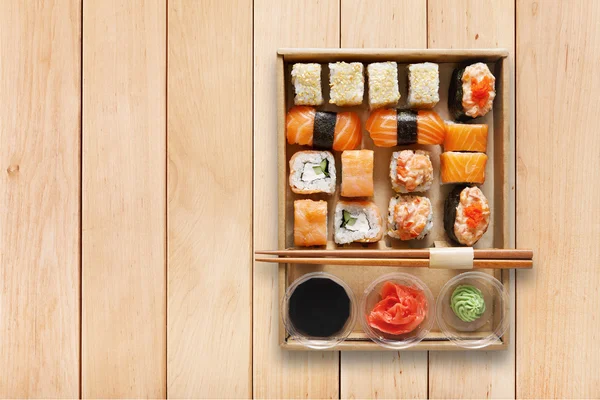 Set van Sushi Maki en broodjes bij vak op hout. — Stockfoto
