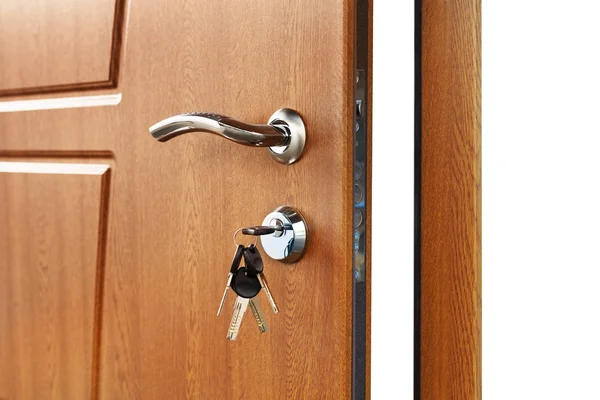 Uchwyt otwarty brązowe drewniane drzwi z zamkiem. — Zdjęcie stockowe