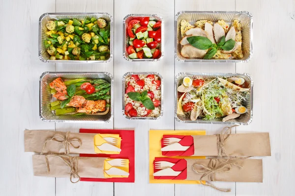 Nemen van de gezonde voeding weg in vakken, eten goed — Stockfoto