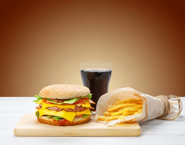 Fast food elvitelre. Hamburger, a kóla és a krumpli. — Stock Fotó