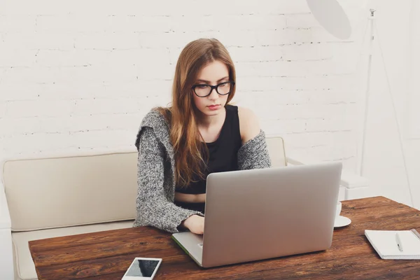 Jovem freelancer mulher usando laptop — Fotografia de Stock