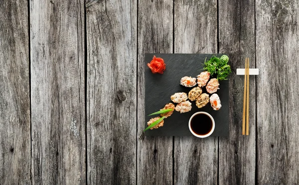 Set de sushi gunkan en madera . —  Fotos de Stock