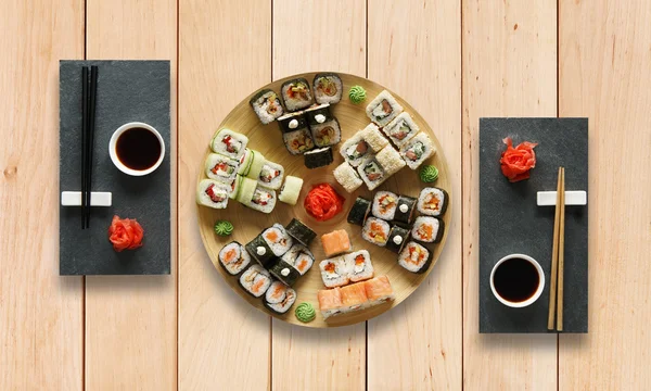 Uppsättning av sushi maki och rullar på wood. — Stockfoto