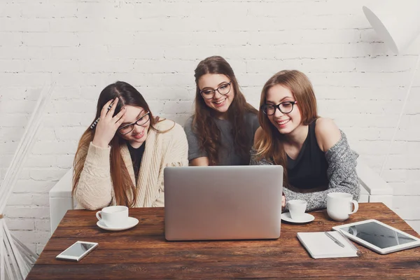 Retrato de tres amigas riendo con portátil . —  Fotos de Stock