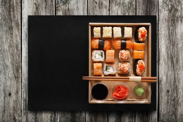 Set van Sushi Maki en broodjes bij vak op hout. — Stockfoto