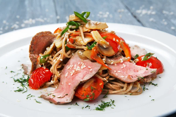 Asian food. Fried thai rice noodles with veal meat — Stock Photo, Image