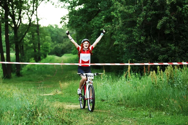 Fiatal nő nyer a verseny átkelés célba — Stock Fotó