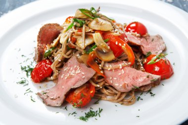 Asya yemekleri. Dana eti ile kızarmış tay pirinç erişte