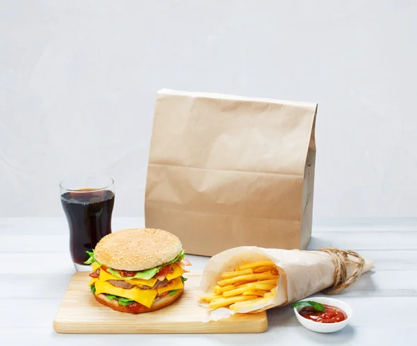 La restauration rapide à emporter. Hamburger, cola et frites . — Photo
