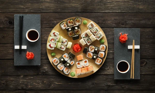 Set Sushi Maki und Rollen aus rustikalem Holz. — Stockfoto