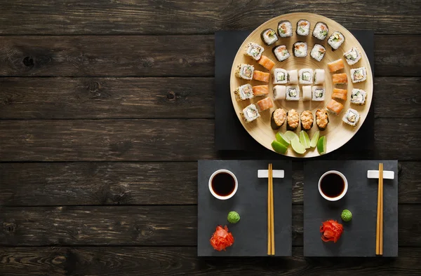 Set sushi maki en rollen op rustieke hout. — Stockfoto