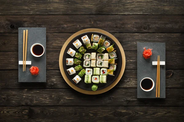 Set sushi maki en rollen op rustieke hout. — Stockfoto