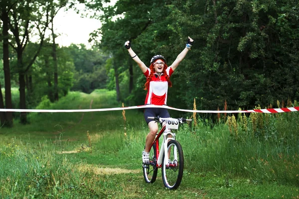 Junge Frau gewinnt das Rennen über Ziellinie — Stockfoto