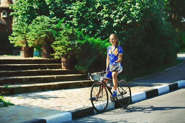 여자 사이클은 경주에서 중지, 휴식. — 스톡 사진