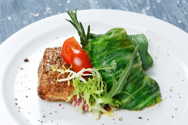 Zdravé jídlo, steaky a zelí — Stock fotografie