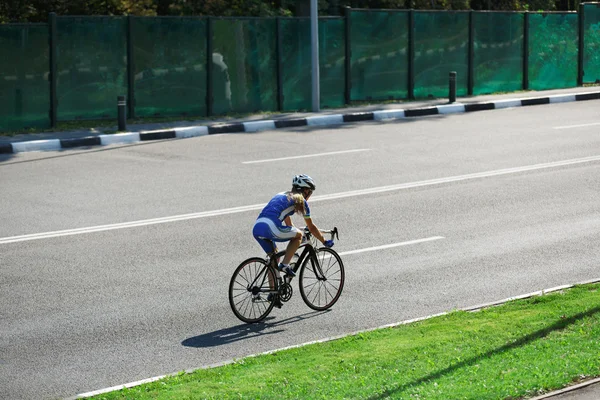 女性サイクリストに乗って道路レーシング バイク — ストック写真