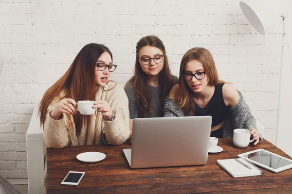 Trzech przyjaciół młodych kobiet z laptopa. — Zdjęcie stockowe