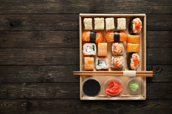 Zestaw Sushi Maki i rolkach w pudełku na drewno. — Zdjęcie stockowe