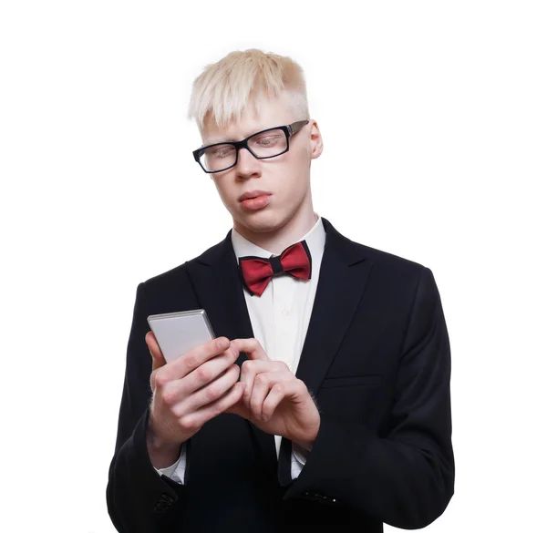 Albino-junger Mann im Anzug mit Handy isoliert. — Stockfoto