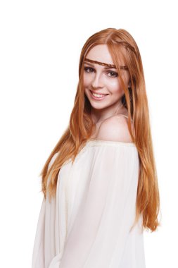 Boho hippi tarzı genç Kızıl saçlı kadın izole