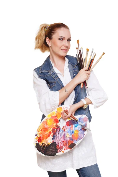 Femme artiste avec pinceaux et palette, isolée — Photo