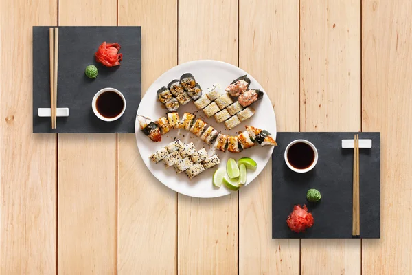Conjunto de sushi maki y rollos en madera . —  Fotos de Stock