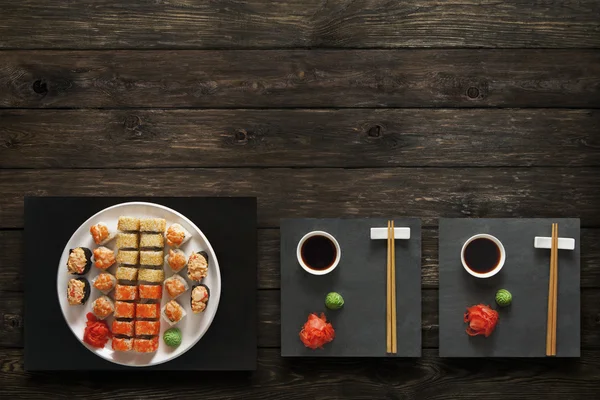 Set Sushi Maki und Rollen aus rustikalem Holz. — Stockfoto