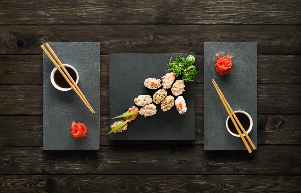 Zestaw gunkan sushi w wood. — Zdjęcie stockowe