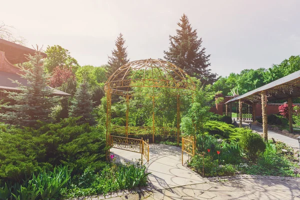 Progettazione del paesaggio, percorso del giardino al gazebo — Foto Stock