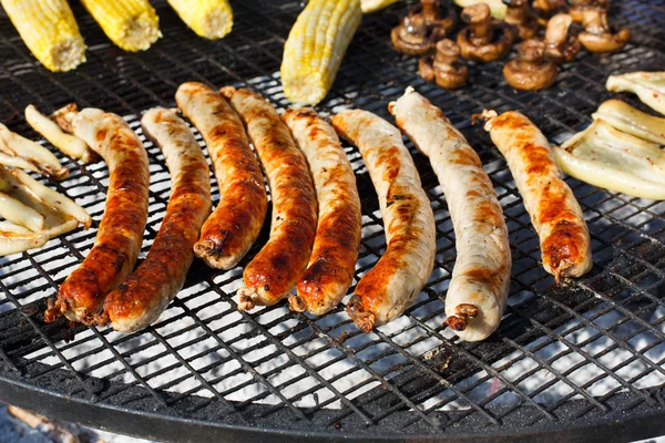 Comida rápida en la calle, salchichas a la parrilla en la barbacoa — Foto de Stock