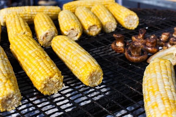 Comida rápida en la calle, salchichas a la parrilla en la barbacoa — Foto de Stock