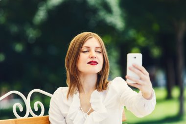 Parkta tabletli genç bayan.