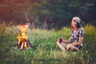 Genç kadın çadırda yalnız - bisiklet ile seyahat