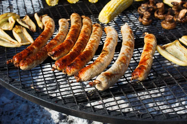 Comida rápida en la calle, salchichas a la parrilla en la barbacoa — Foto de Stock