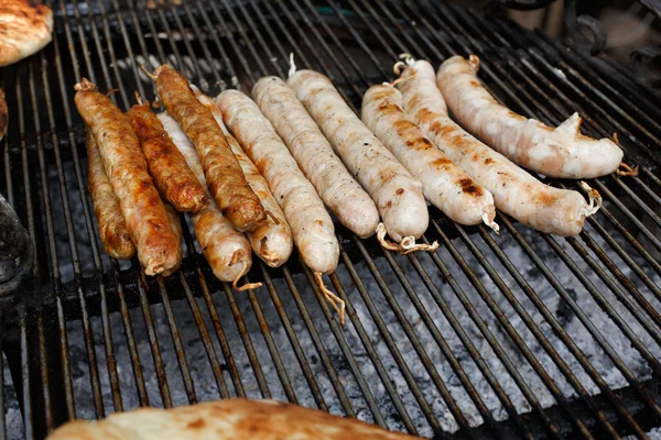 Comida rápida en la calle, salchichas a la parrilla en la barbacoa —  Fotos de Stock