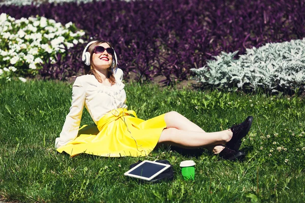 Young woman with tablet pc in the park — Stock Photo, Image