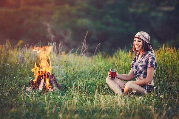 Genç kadın çadırda yalnız - bisiklet ile seyahat