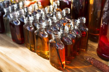 Alkol kokteyller, içki şişeleri içinde çekim