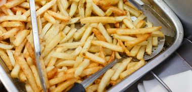 Fransız kızartması taze pişmiş. Restoran fritöz