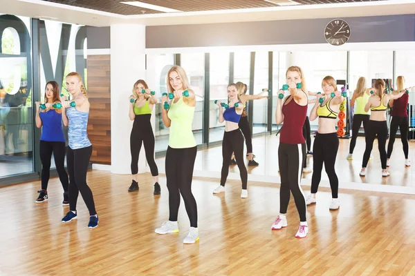 Grupo de jovens mulheres na aula de fitness — Fotografia de Stock